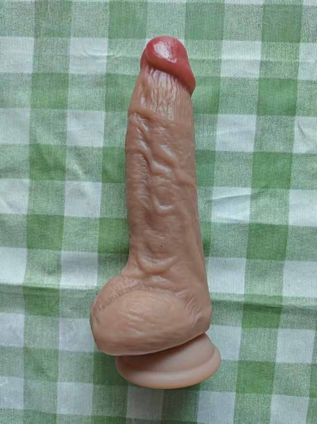 Manwal na Phallus: Pinalapal at Pinalaki, Kulay Balat