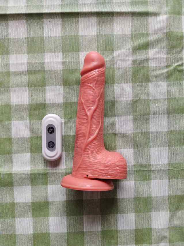 Large wireless electric vibrating and thrusting phallus (rechargeable)قضيب اصطناعي كهربائي كبير لاسلكي، يتميز بخاصيتي الاهتزاز والدفع (قابل لإعادة الشحن)