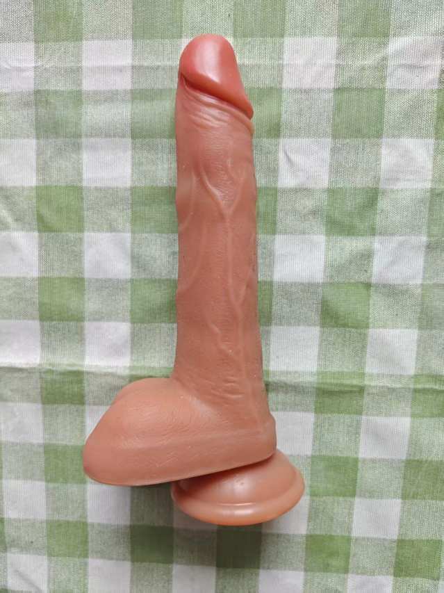 Manual phallus: Extended, flesh-brown(قضيب يدوي: ممتد، بلون لحمي-بني)