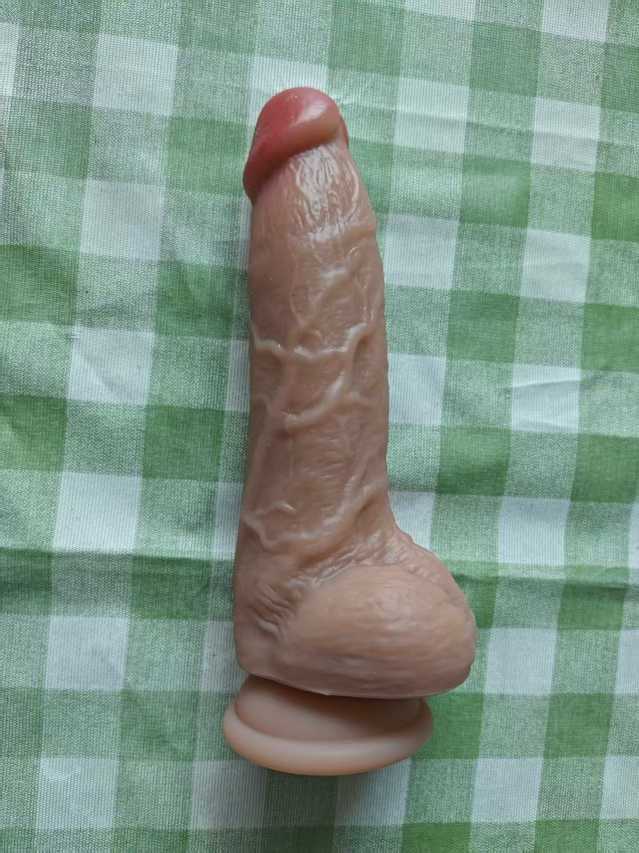 Manwal na Phallus: Pinalapal at Pinalaki, Kulay Balat